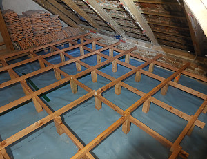 Zateplení stropu zděného rodinného domu pomocí foukané izolace